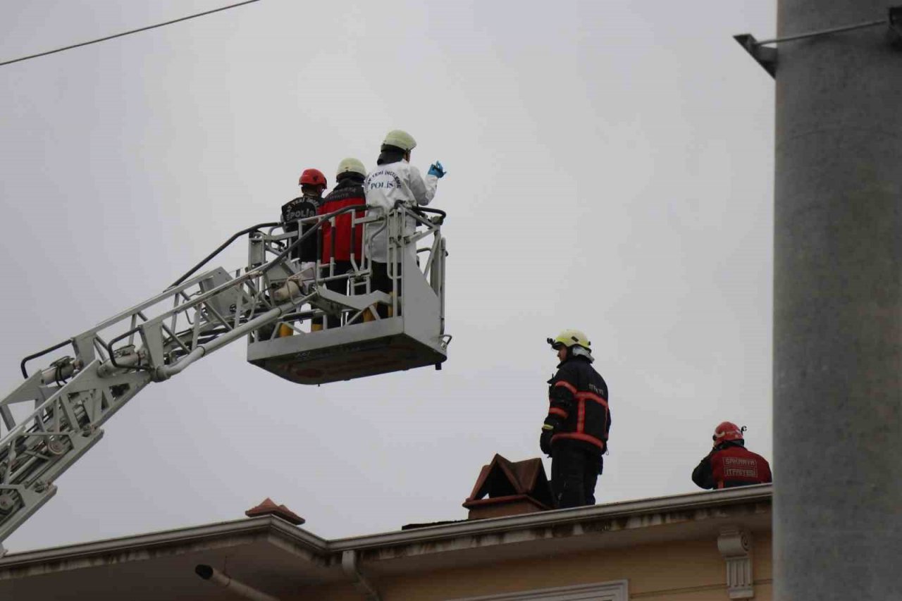 Alevlerin arasında kalan itfaiye eri hastanede hayatını kaybetti