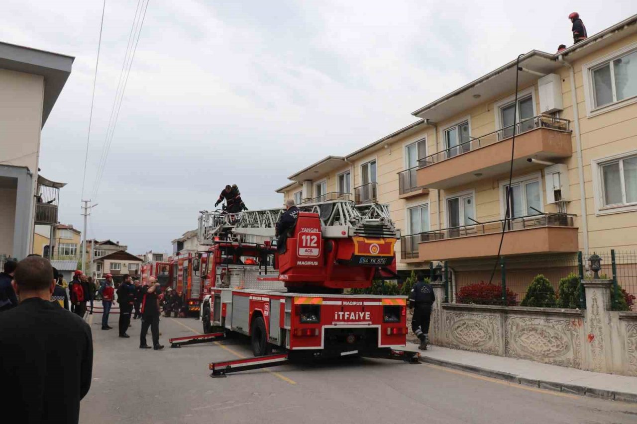Alevlerin arasında kalan itfaiye eri hastanede hayatını kaybetti