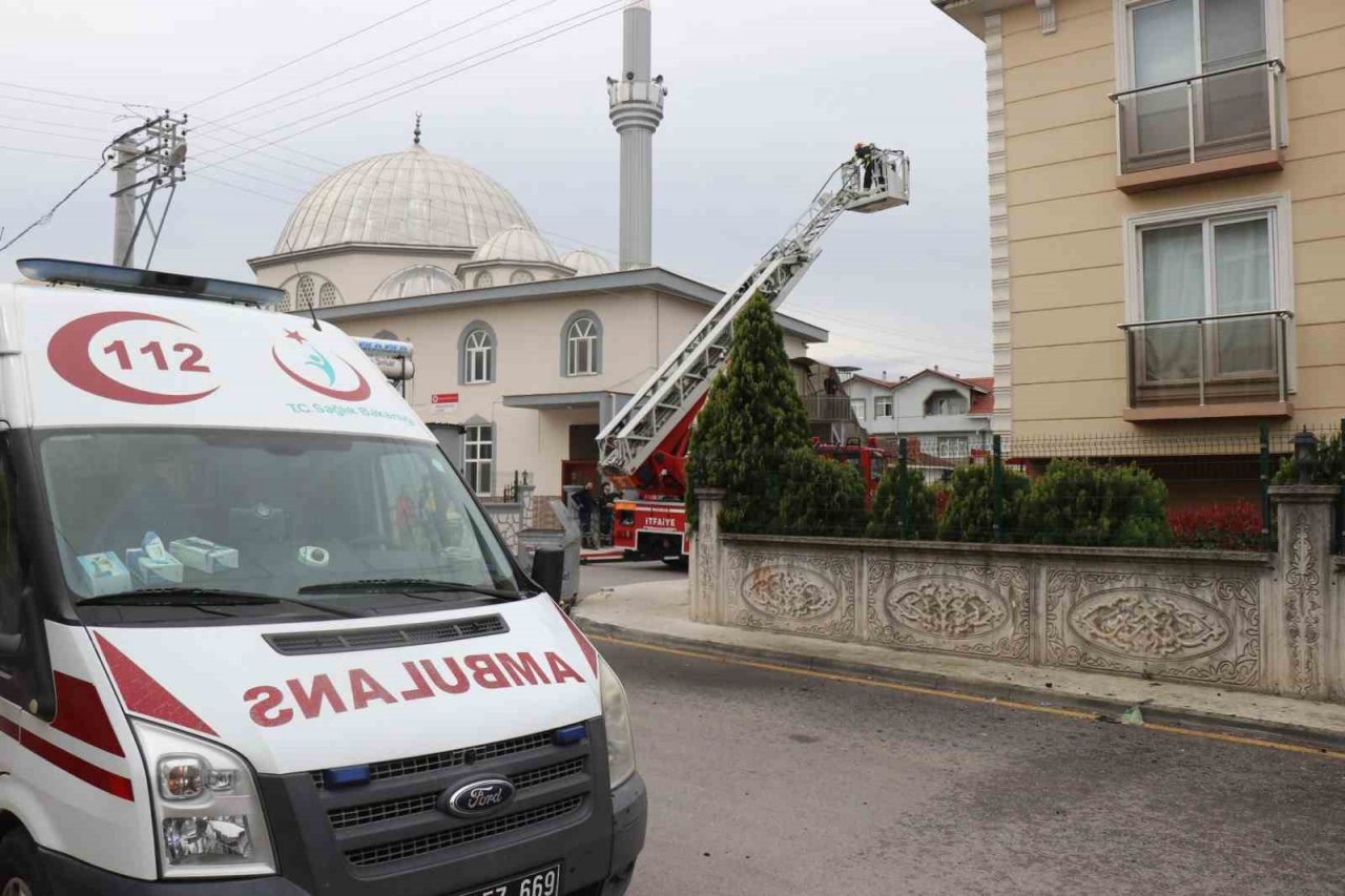 Alevlerin arasında kalan itfaiye eri hastanede hayatını kaybetti