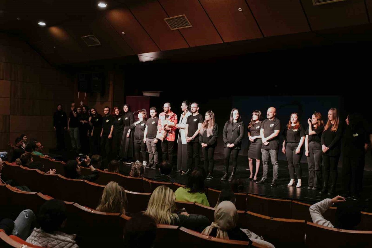 Samsun’da depremzedeler yararına tiyatro