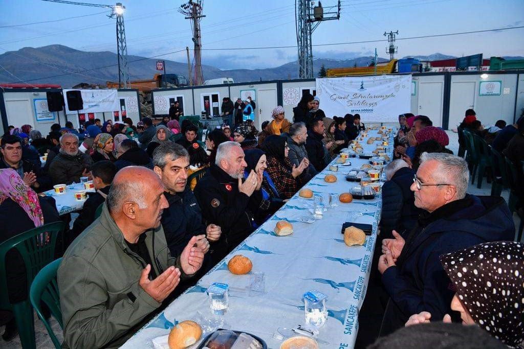 Sancaktepe Belediyesi iftar sofrasını deprem bölgesinde de kurdu