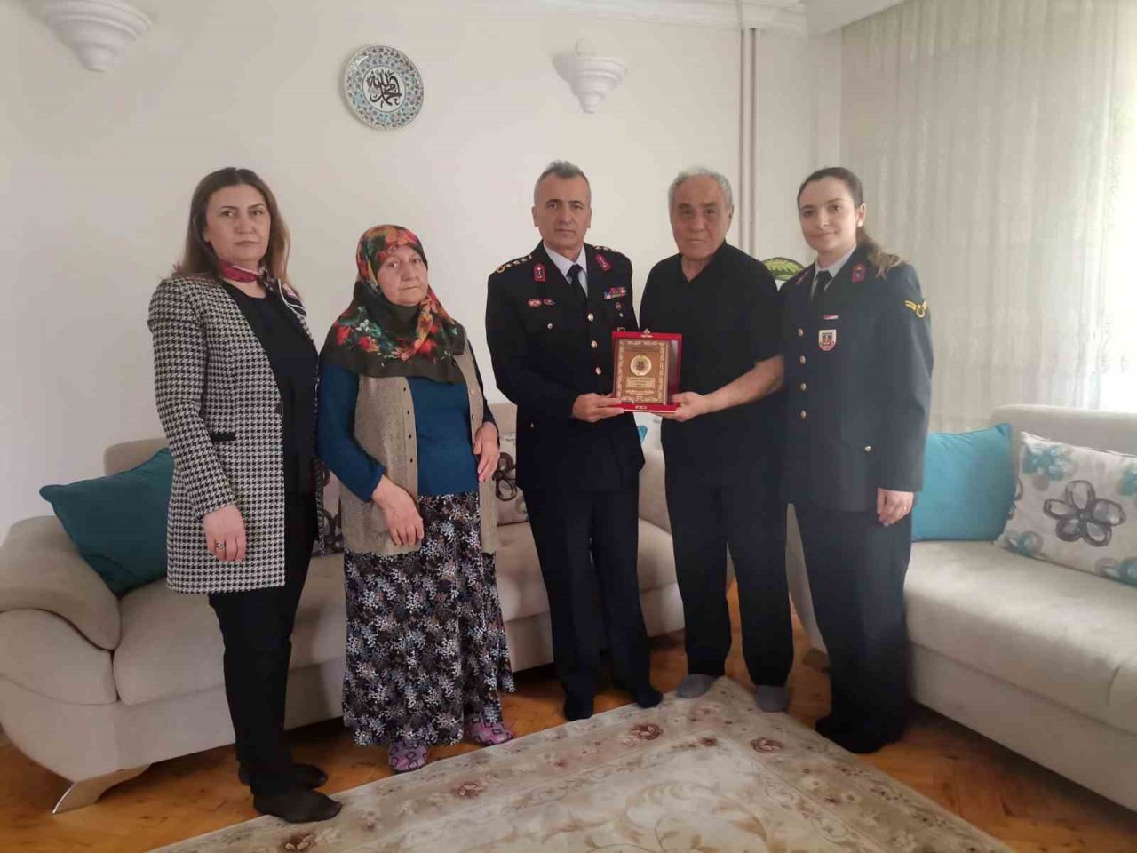 Şehidin ailesine Şehadet Belgesi ve Hizmet Anısı Şilti verildi