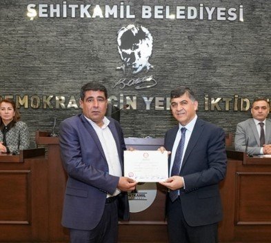 Fadıloğlu, yeni meclis üyelerine mazbatalarını teslim etti
