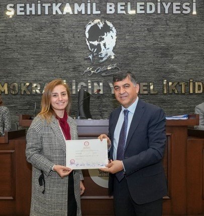 Fadıloğlu, yeni meclis üyelerine mazbatalarını teslim etti