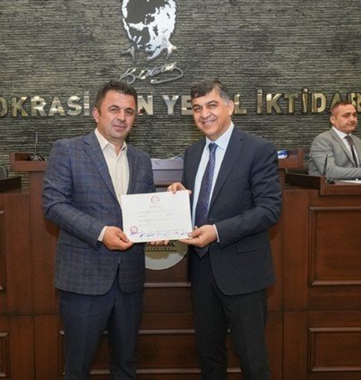 Fadıloğlu, yeni meclis üyelerine mazbatalarını teslim etti