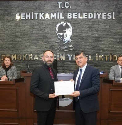 Fadıloğlu, yeni meclis üyelerine mazbatalarını teslim etti
