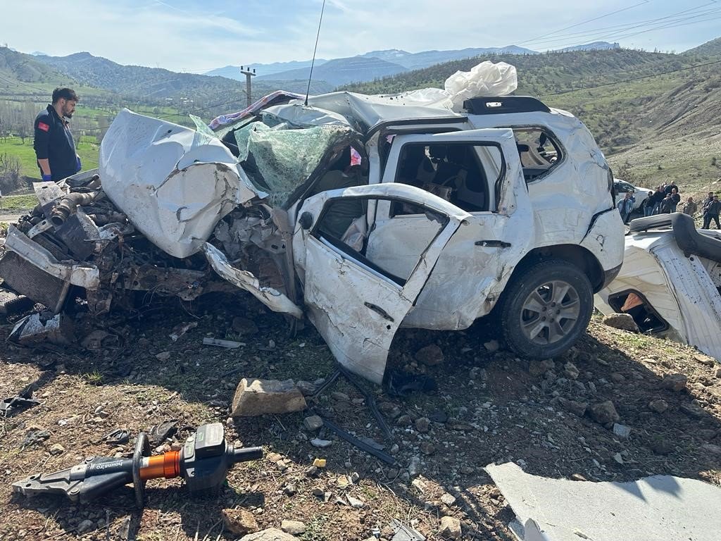 Tır ve hafif ticari araç çarpıştı: 3 kişi hayatını kaybetti