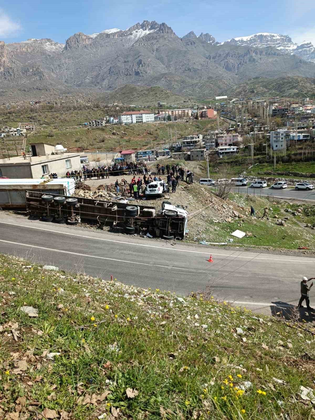 Tır ve hafif ticari araç çarpıştı: 3 kişi hayatını kaybetti