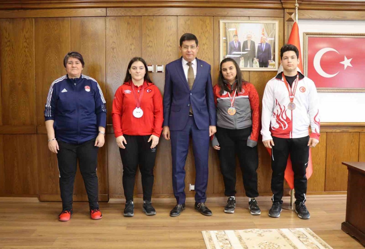 Başkan Özcan şampiyon sporcuları ağırladı