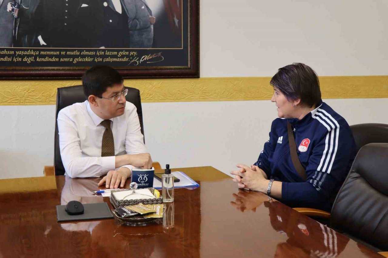 Başkan Özcan şampiyon sporcuları ağırladı