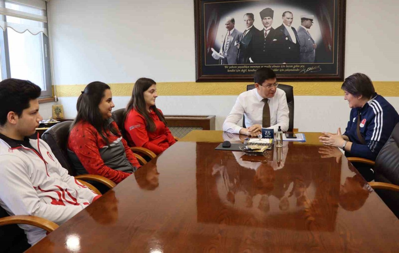 Başkan Özcan şampiyon sporcuları ağırladı