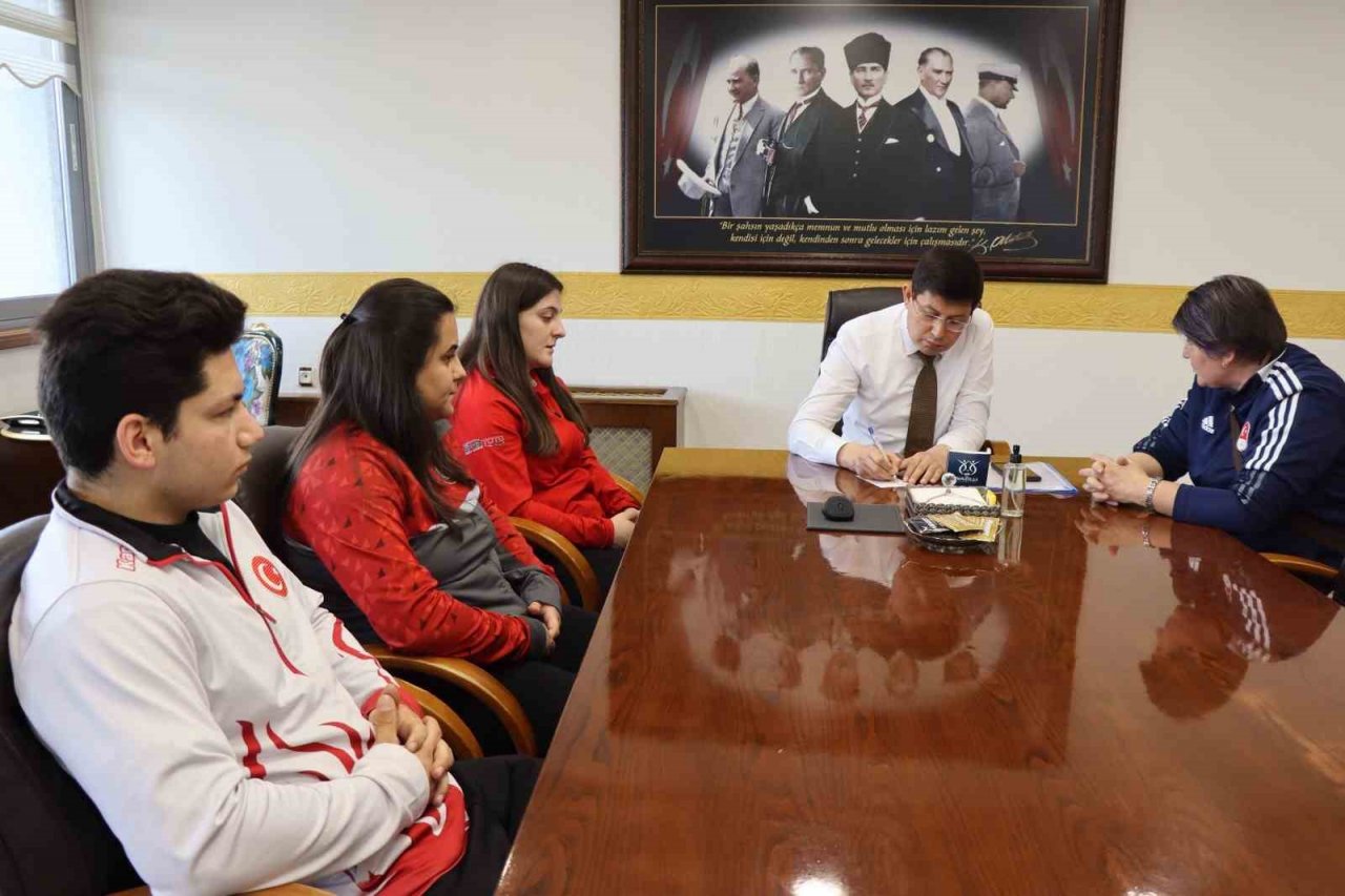 Başkan Özcan şampiyon sporcuları ağırladı