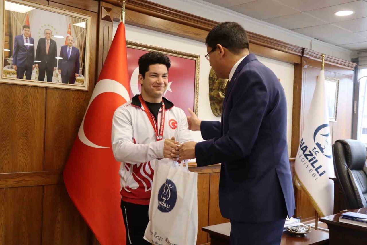 Başkan Özcan şampiyon sporcuları ağırladı