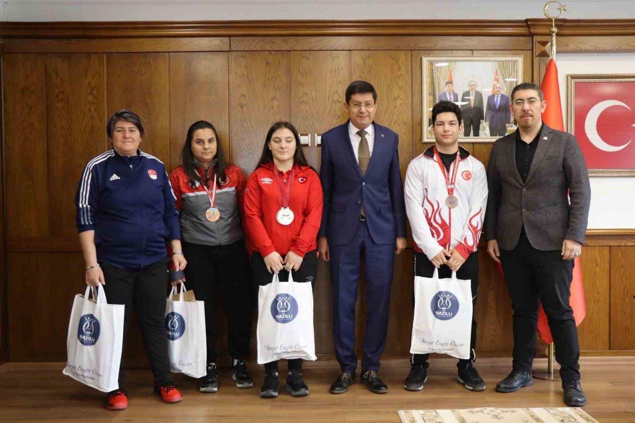 Başkan Özcan şampiyon sporcuları ağırladı