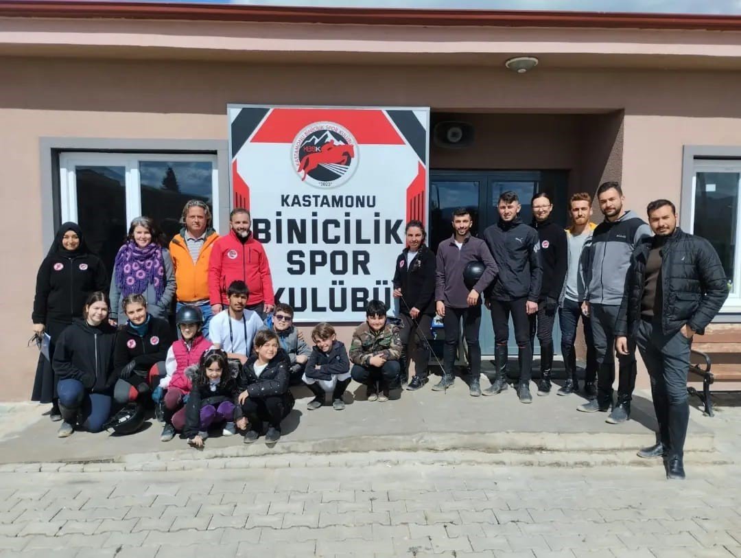 Genç biniciler lisans alabilmek için ter döktü