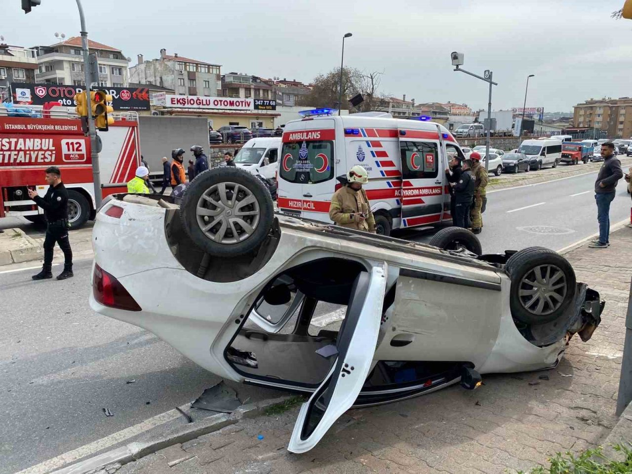 Üsküdar’da iki otomobil kafa kafaya çarpıştı: 1 yaralı