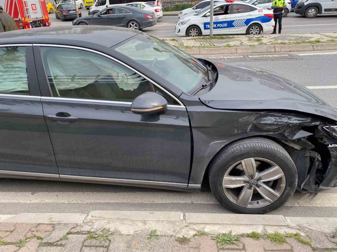 Üsküdar’da iki otomobil kafa kafaya çarpıştı: 1 yaralı