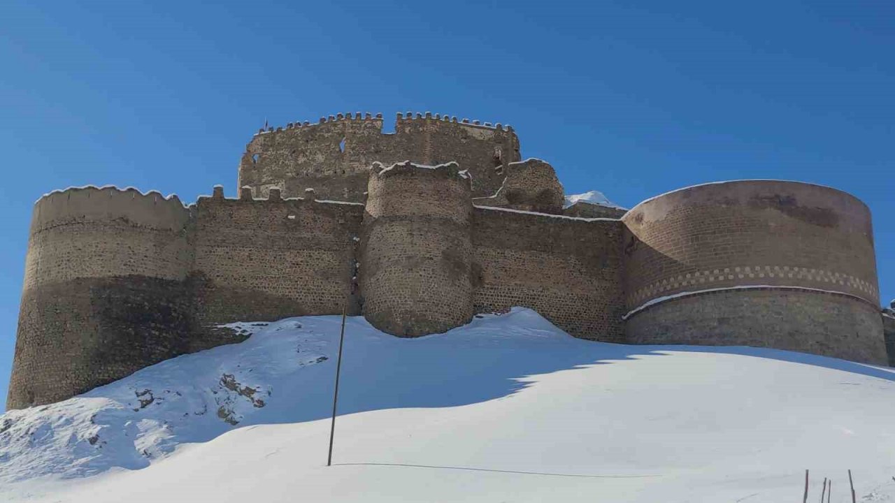 Van’da kar yağışı kartpostallık görüntüler