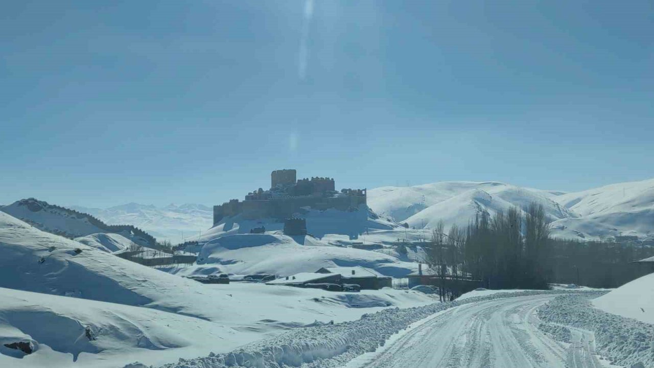 Van’da kar yağışı kartpostallık görüntüler