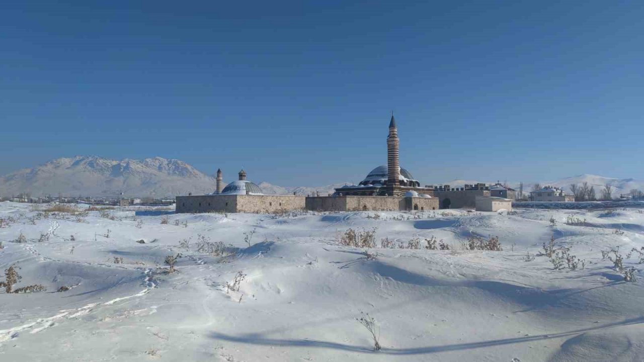 Van’da kar yağışı kartpostallık görüntüler