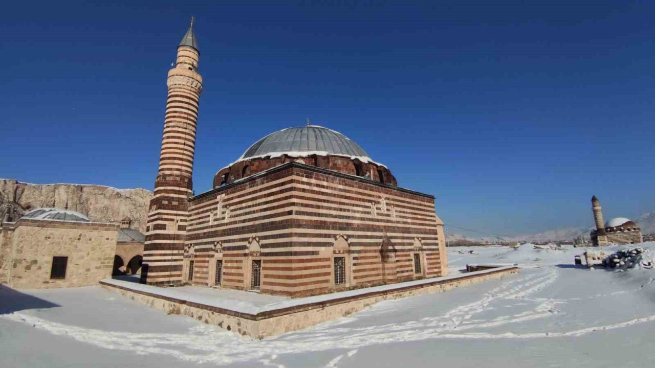 Van’da kar yağışı kartpostallık görüntüler