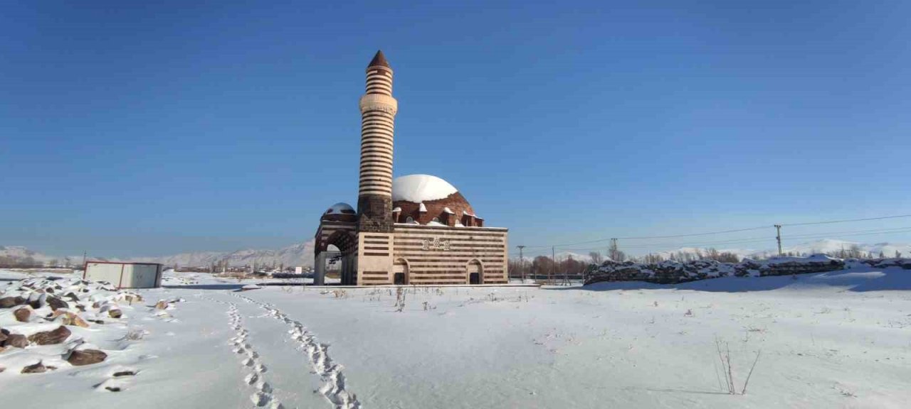 Van’da kar yağışı kartpostallık görüntüler