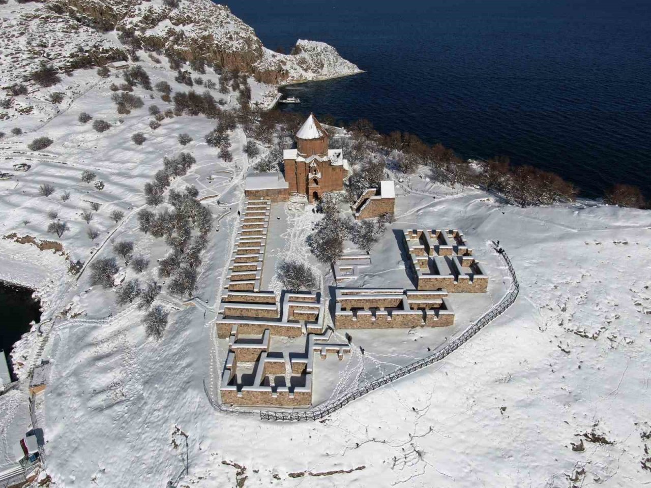 Van’da kar yağışı kartpostallık görüntüler