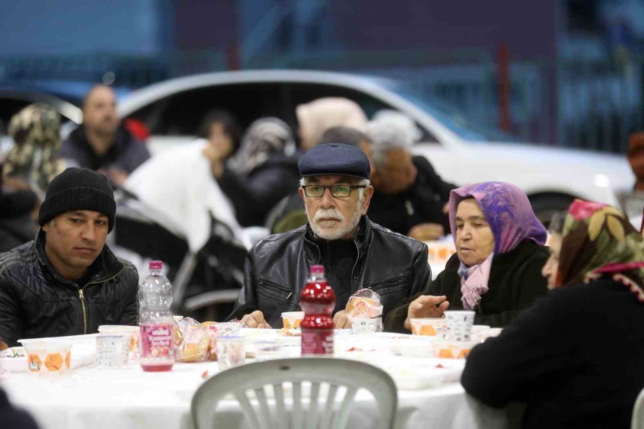 Yenimahalle Belediye Başkanı Fethi Yaşar, orucu vatandaşlarla birlikte açtı