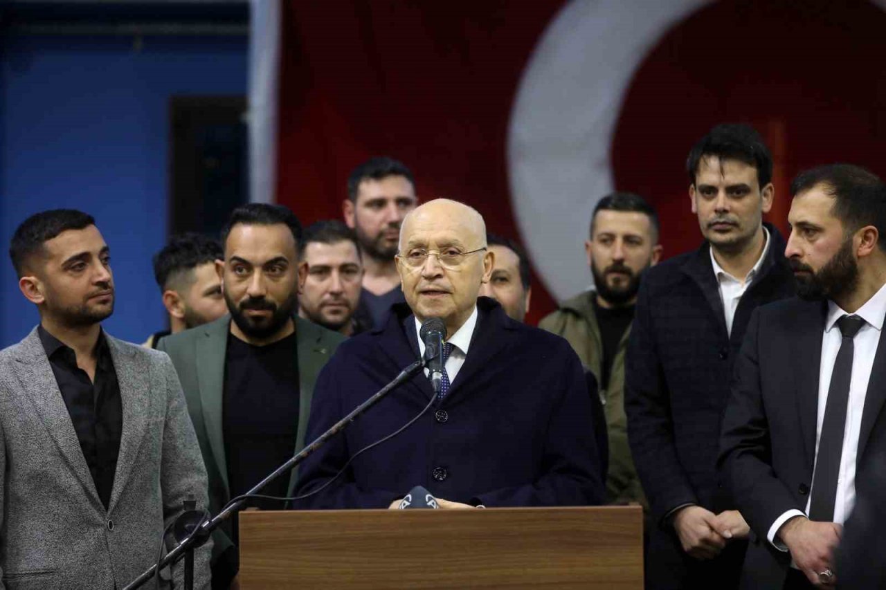 Yenimahalle Belediye Başkanı Fethi Yaşar, orucu vatandaşlarla birlikte açtı