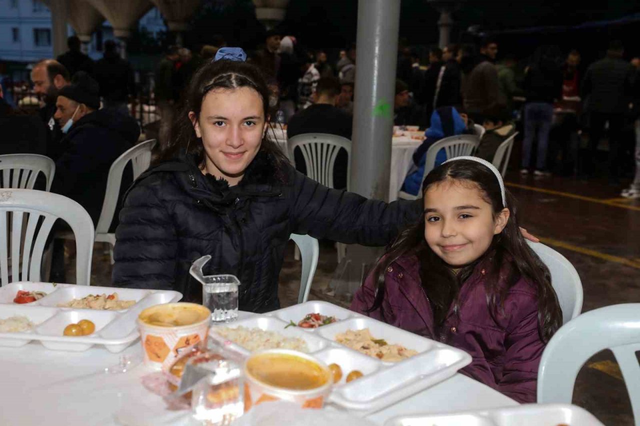 Yenimahalle Belediye Başkanı Fethi Yaşar, orucu vatandaşlarla birlikte açtı