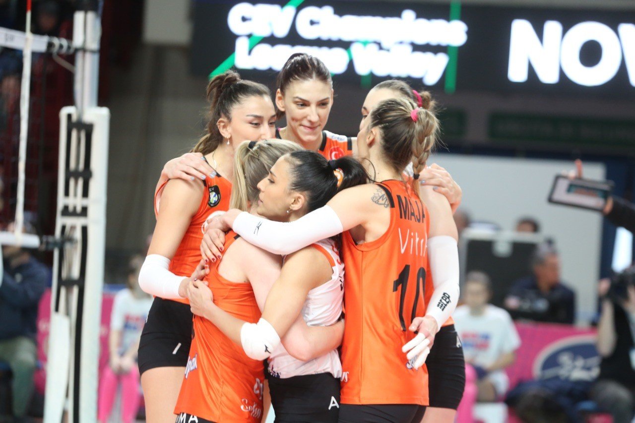 CEV Şampiyonlar Ligi: Igor Gorgonzola Novara: 3 - Eczacıbaşı Dynavit: 2