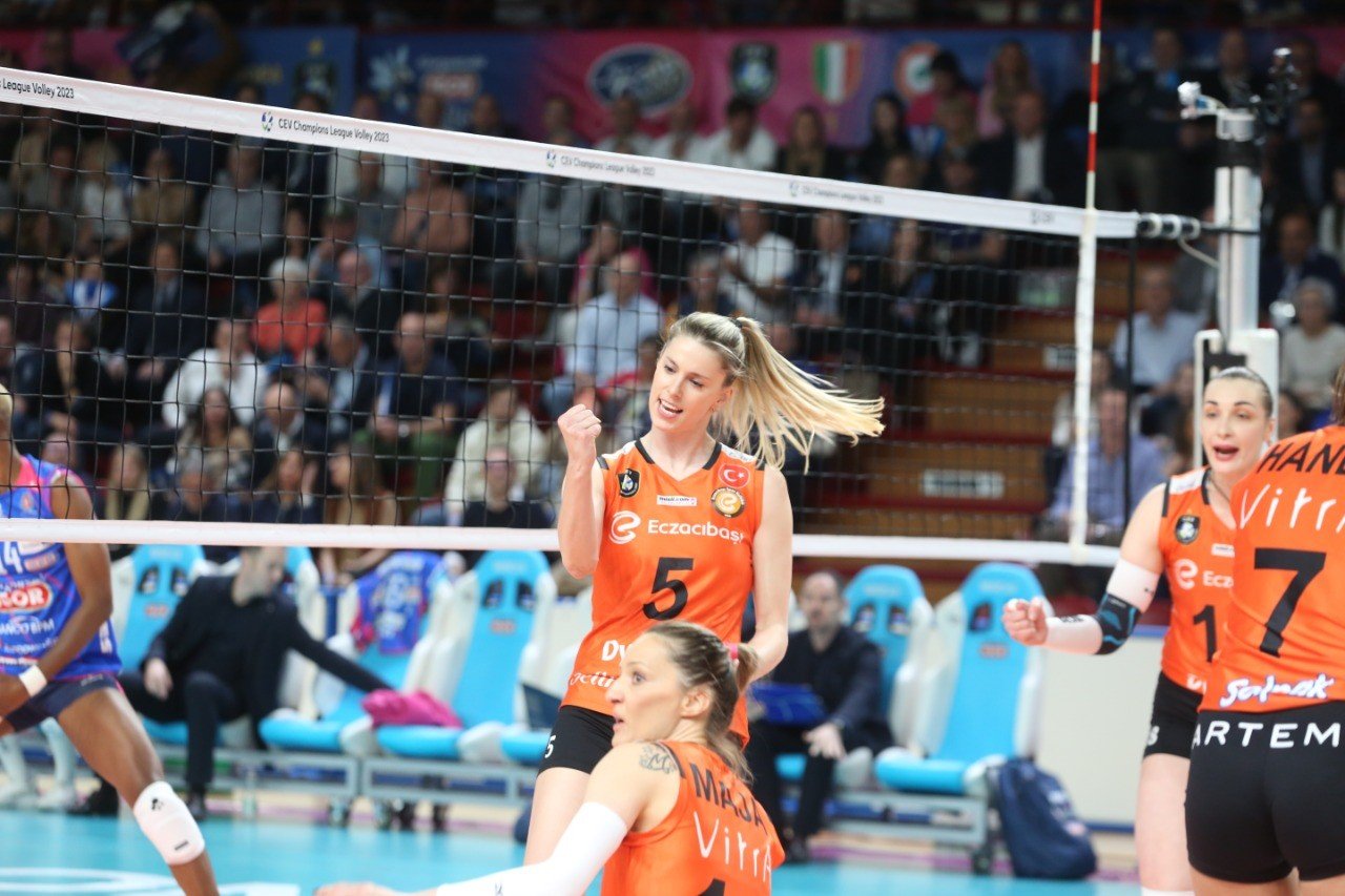 CEV Şampiyonlar Ligi: Igor Gorgonzola Novara: 3 - Eczacıbaşı Dynavit: 2