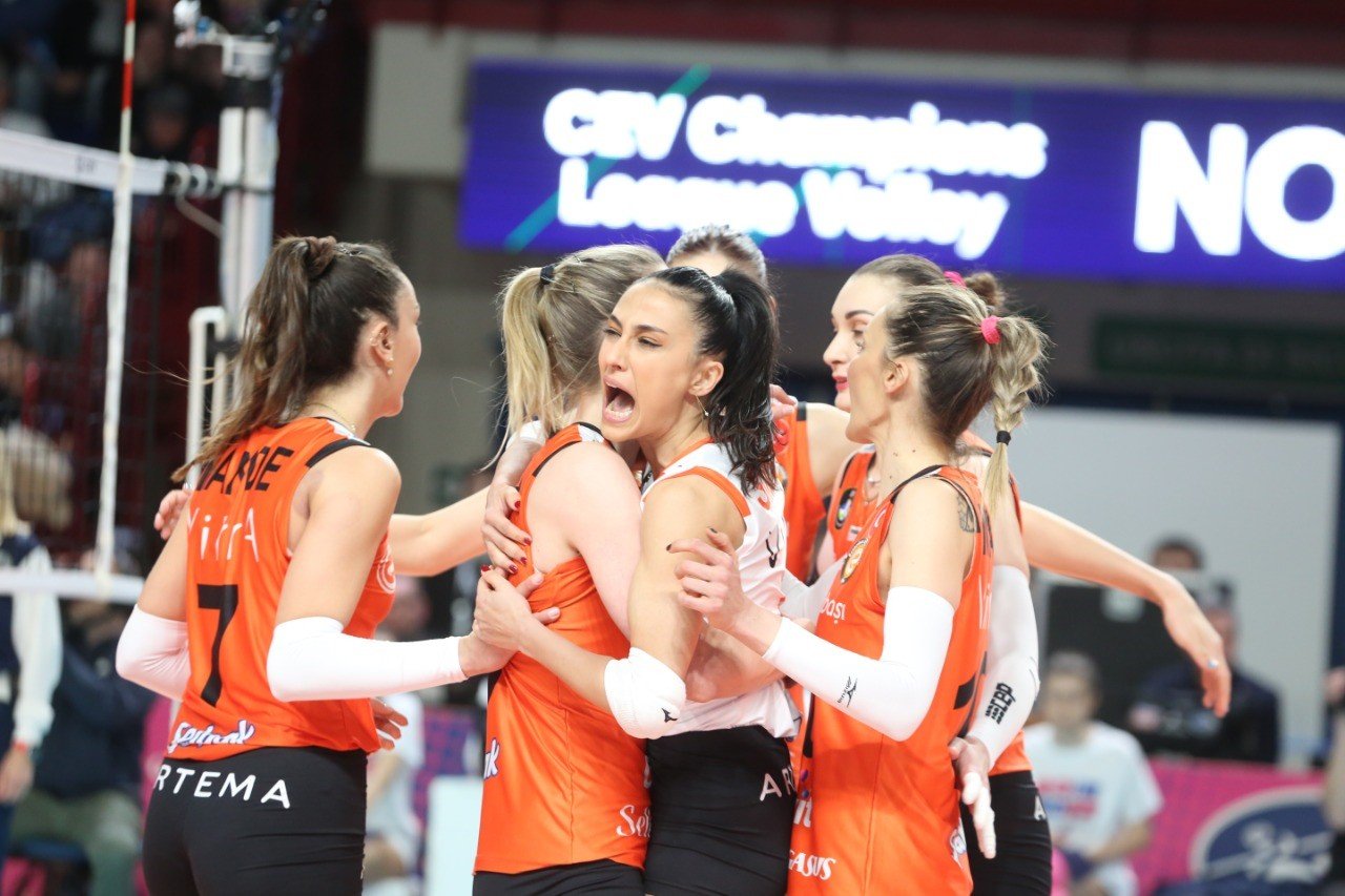 CEV Şampiyonlar Ligi: Igor Gorgonzola Novara: 3 - Eczacıbaşı Dynavit: 2