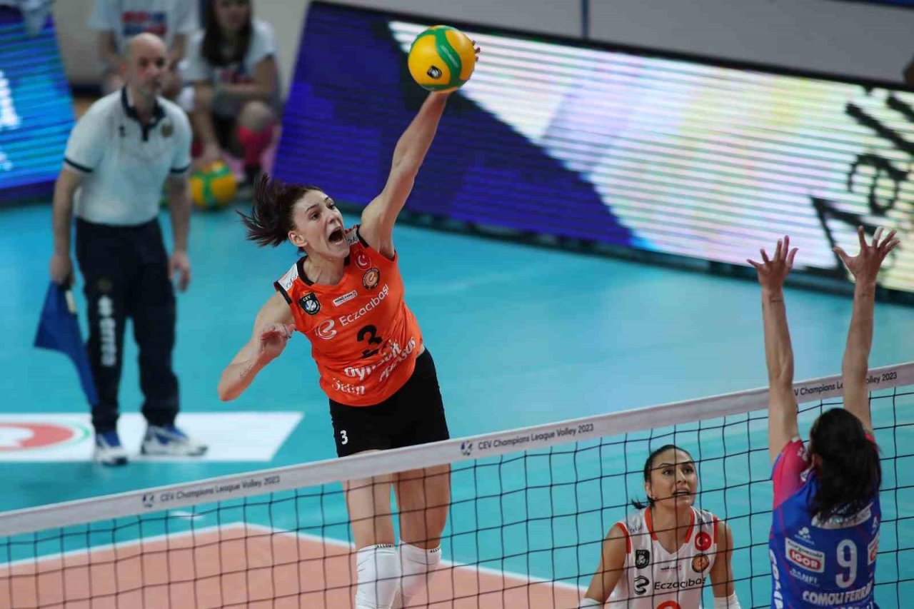 CEV Şampiyonlar Ligi: Igor Gorgonzola Novara: 3 - Eczacıbaşı Dynavit: 2