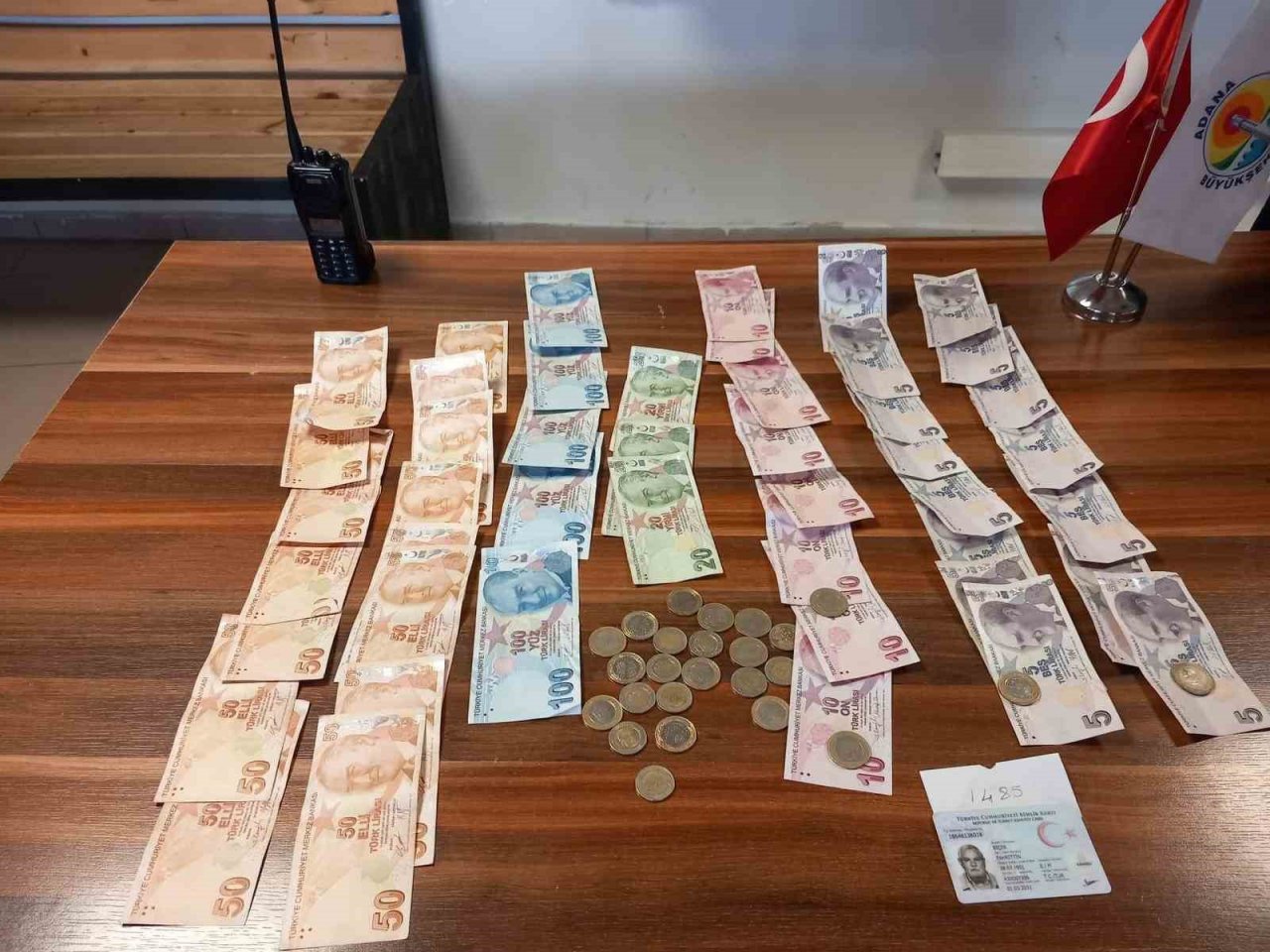 Adana’da 3 saat dilenen şahsın üzerinden bin 385 lira çıktı