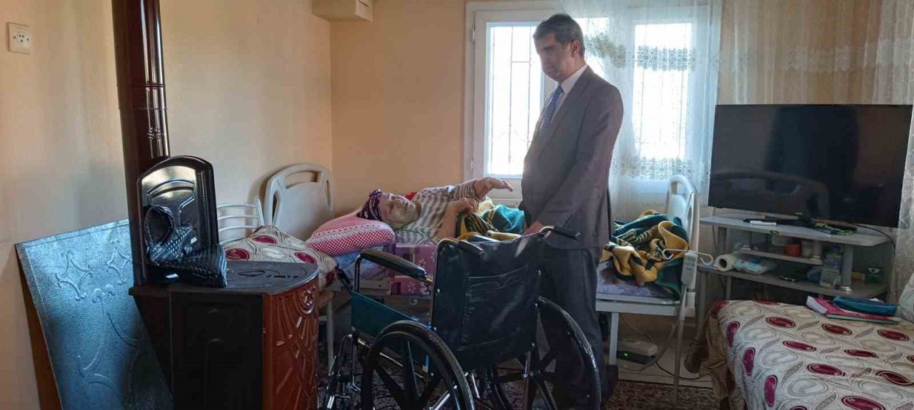 Belediye başkanının Kozan’ı gezen sınıf arkadaşları tekerlekli sandalye bağışladı