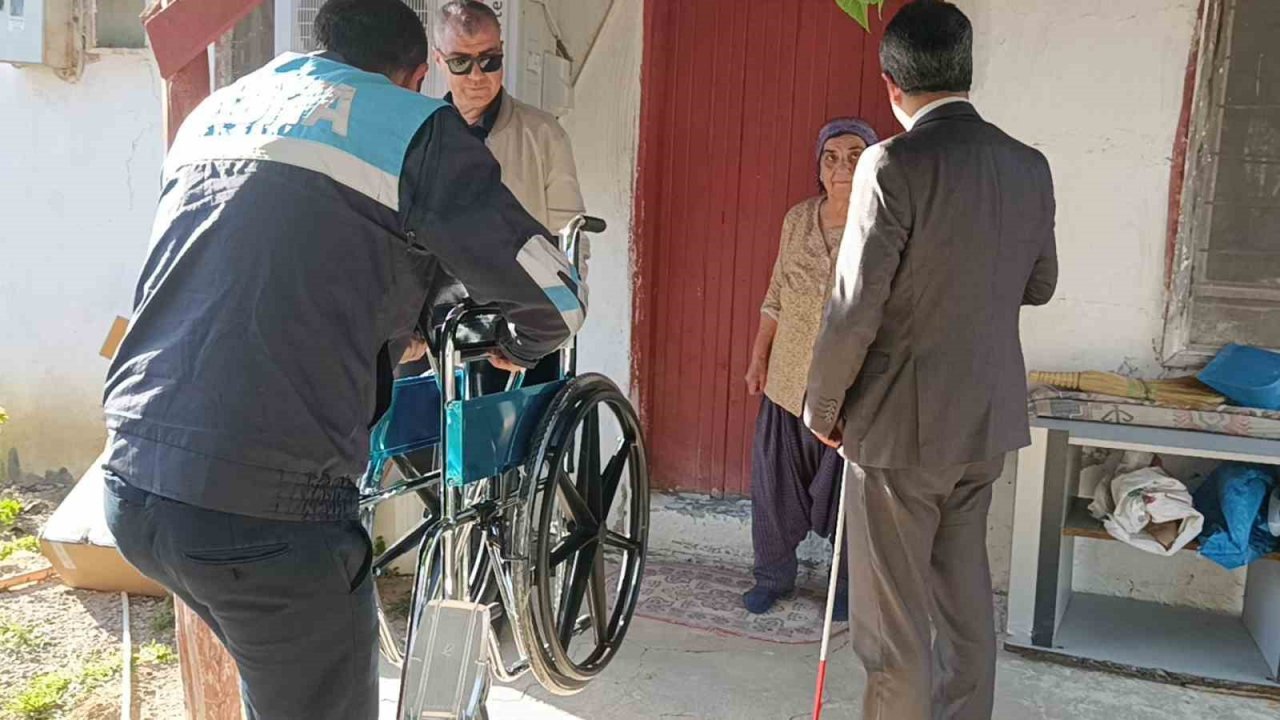 Belediye başkanının Kozan’ı gezen sınıf arkadaşları tekerlekli sandalye bağışladı