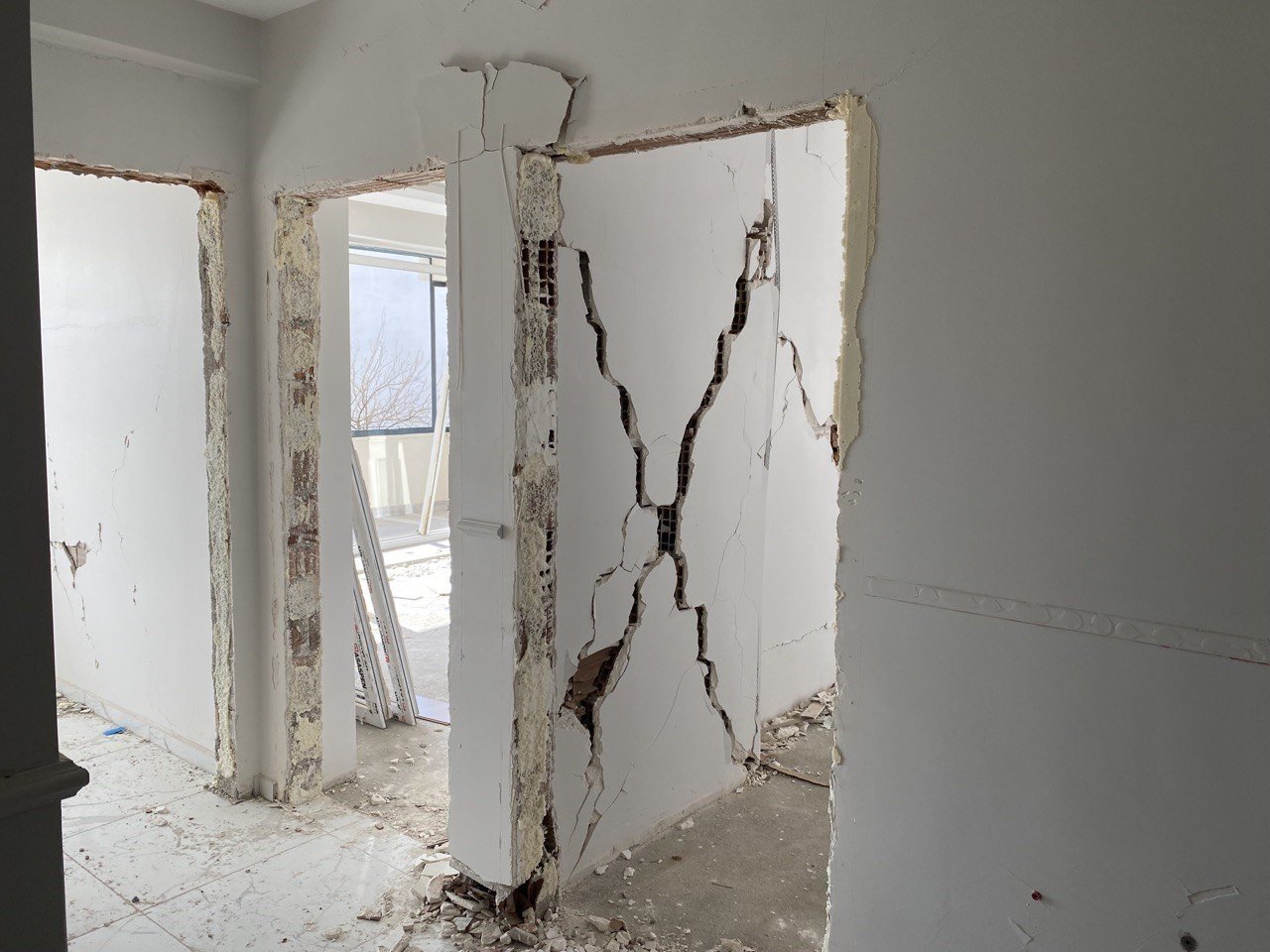 Depremzedelere hırsız şoku: Mutfak tezgahına kadar çaldılar