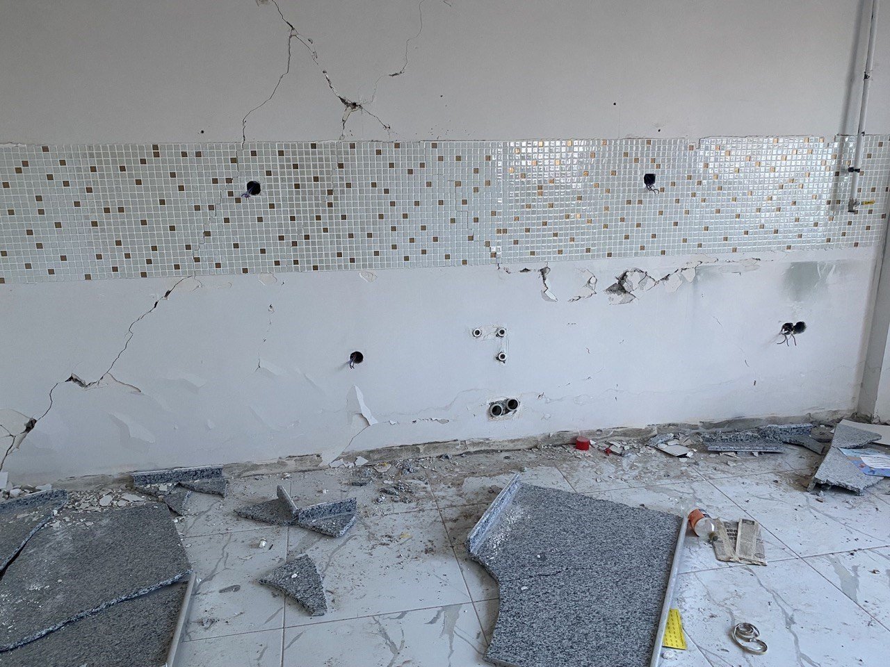 Depremzedelere hırsız şoku: Mutfak tezgahına kadar çaldılar