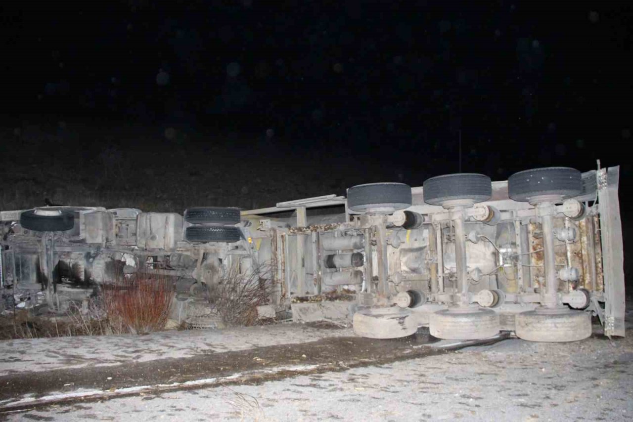 Peynir suyu taşıyan silobasın devrildiği kazada sürücü olayı yara almadan atlattı