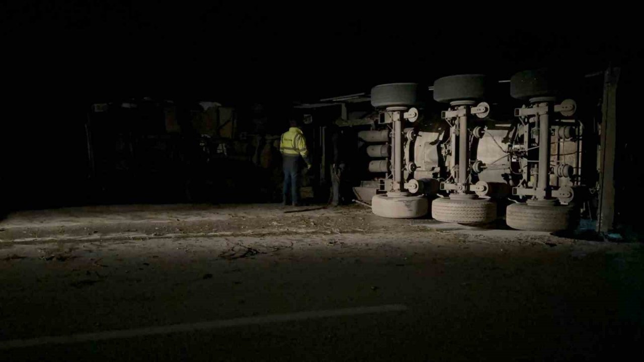 Peynir suyu taşıyan silobasın devrildiği kazada sürücü olayı yara almadan atlattı