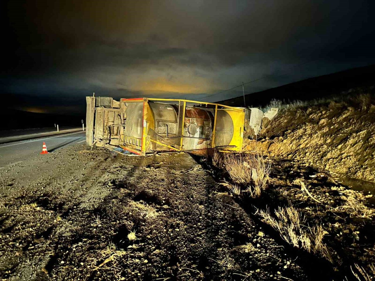 Peynir suyu taşıyan silobasın devrildiği kazada sürücü olayı yara almadan atlattı