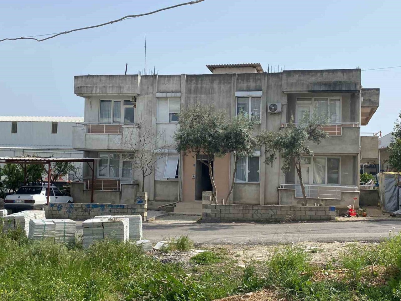 Apartman sakinleri sahurda uyanınca çaldıkları av tüfeğiyle kaçtılar