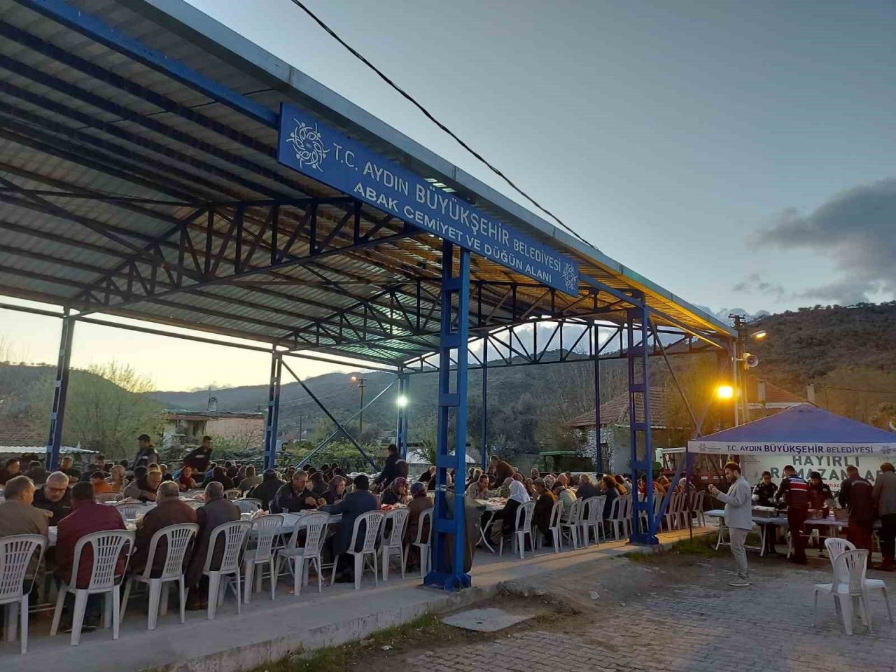 Aydın Büyükşehir Belediyesi’nin iftar sofraları vatandaşları buluşturmaya devam ediyor