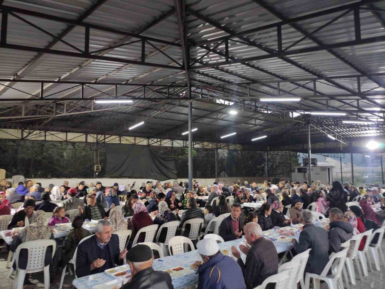 Aydın Büyükşehir Belediyesi’nin iftar sofraları vatandaşları buluşturmaya devam ediyor