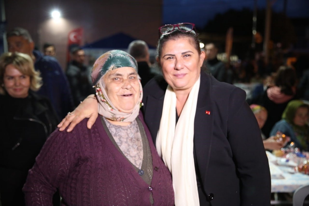 Aydın Büyükşehir Belediyesi’nin iftar sofraları vatandaşları buluşturmaya devam ediyor