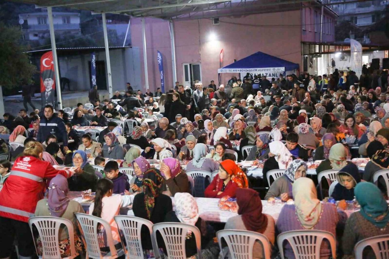 Aydın Büyükşehir Belediyesi’nin iftar sofraları vatandaşları buluşturmaya devam ediyor