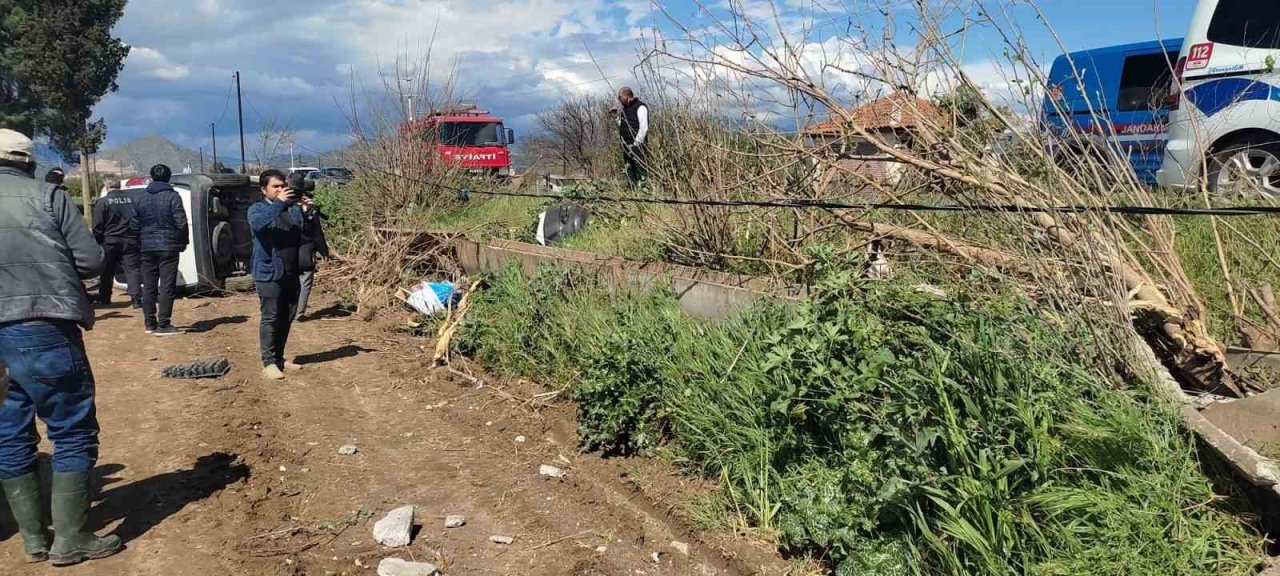 Aydın’da sürücüsünün hakimiyetini kaybettiği ticari araç tarlaya uçtu