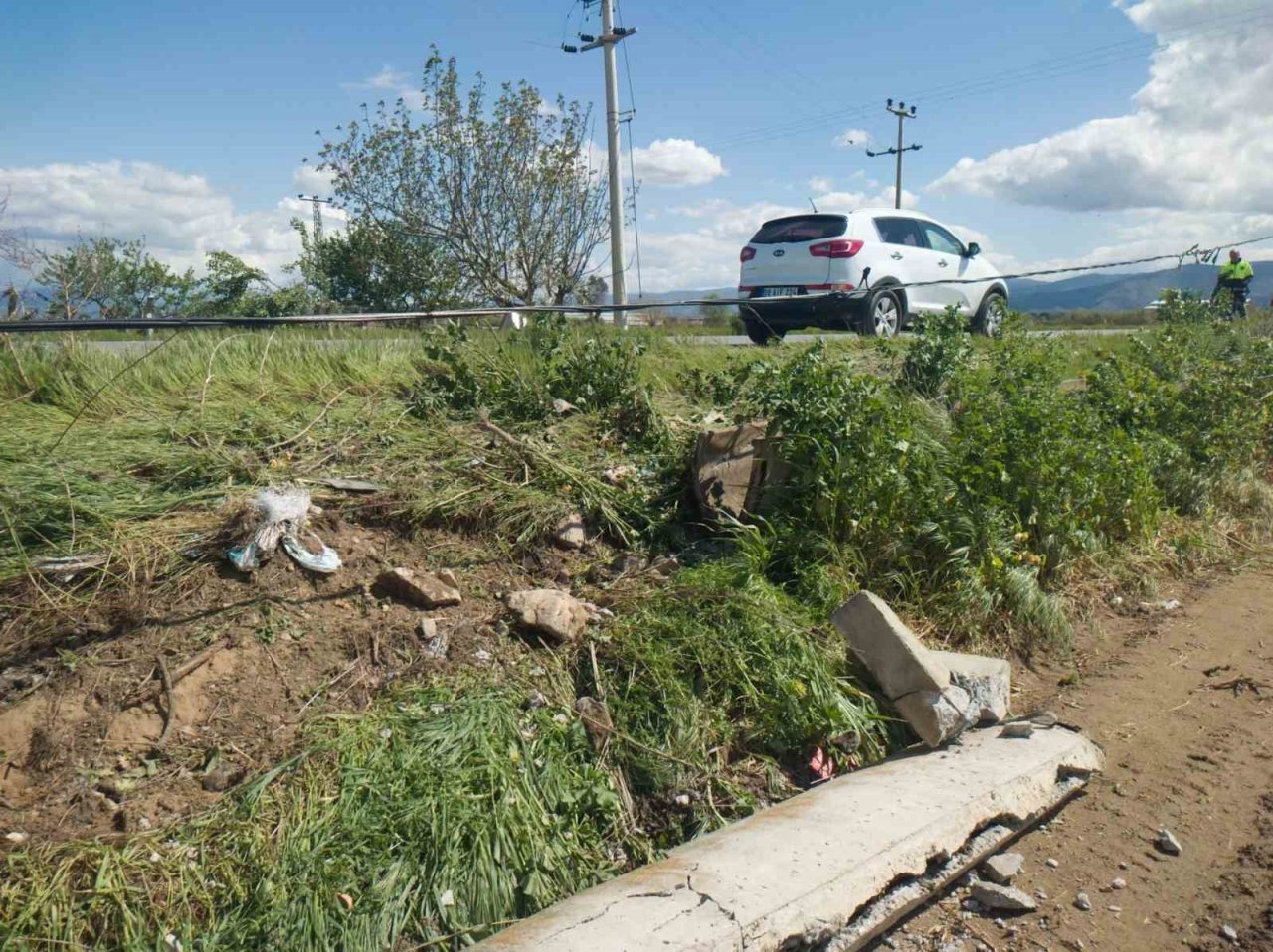 Aydın’da sürücüsünün hakimiyetini kaybettiği ticari araç tarlaya uçtu