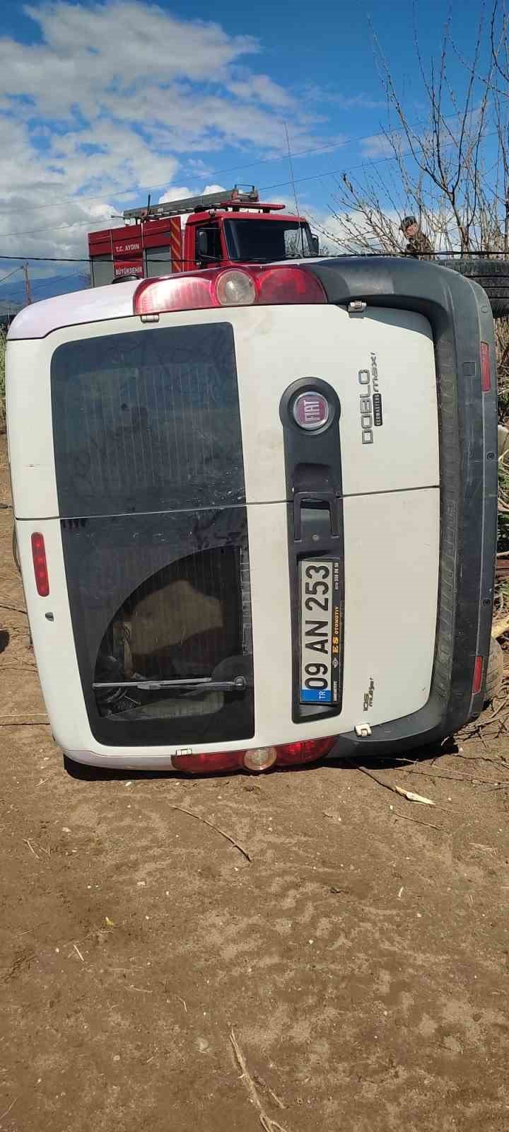 Aydın’da sürücüsünün hakimiyetini kaybettiği ticari araç tarlaya uçtu